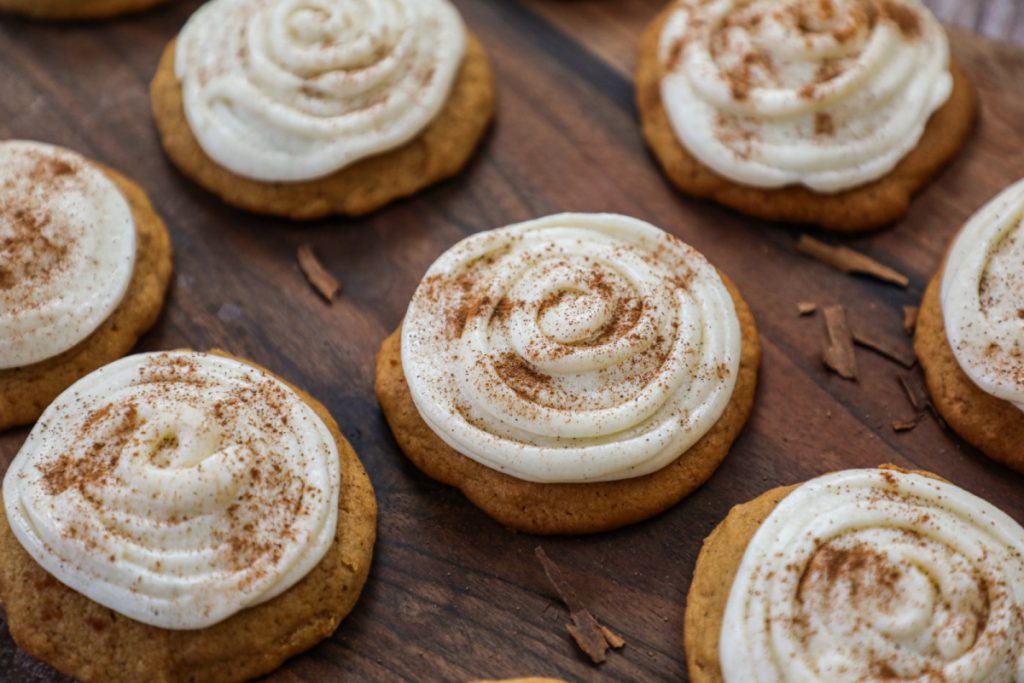 Get into the fall season with this Soft Cinnamon Pumpkin Cookies recipe that brings together two wonderful ingredients for autumn vibes.